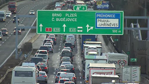 Smrtelná nehoda ráno zablokovala dálnici D1 u Průhonic ve směru na Brno.