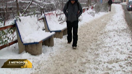 Spor o solení chodníků