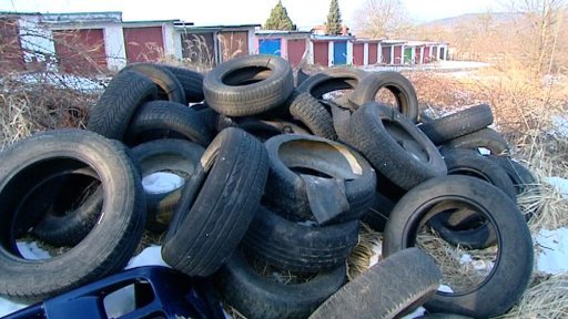 Majitelé garáží nechtějí platit za průjezd obecním pozemkem