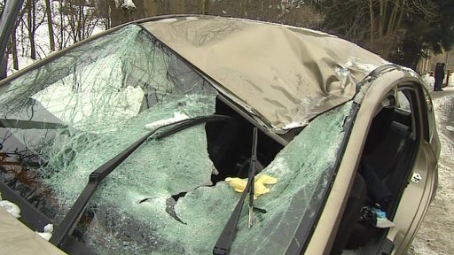 Kus ledu zranil v Plavech na Jablonecku posádku osobního auta.