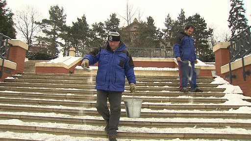 Praha 4 nahrazuje posypovou sůl jinou, podle expertů horší chemikálií