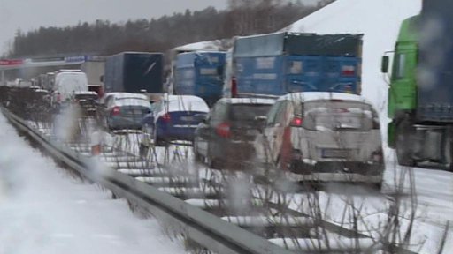 Sníh a vítr zkomplikovaly dopravu v celém Česku