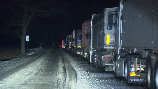 Hlavní tah z Příbrami na Strakonice se v noci změnil na parkoviště