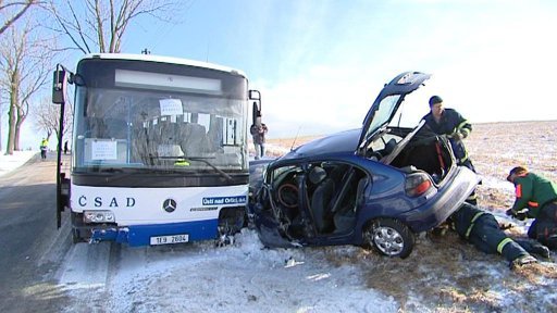 Srážka linkového autobusu s osobním autem v Radiměři u Svitav