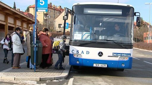 Jízdní řády v Pardubickém kraji nefungují, tvrdí starostové některých obcí. Lidé se nemohou dostat do zaměstnání a do škol.