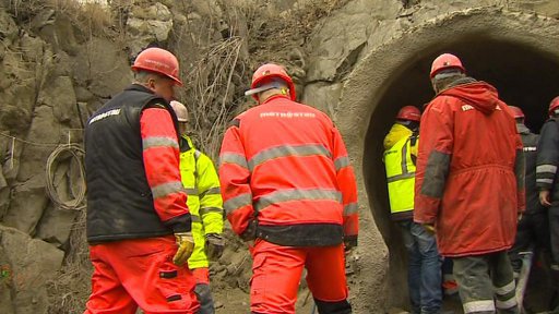 Přímo v centru Tábora se odstřeluje skála