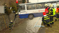 Hodinu a půl visel ráno v Bílovci na severní Moravě nad řekou linkový autobus