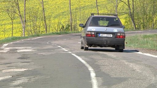 Silnici mezi Miletínem a Lázněmi Bělohrad na Jičínsku nechal Královéhradecký kraj opravit jen částečně