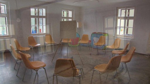 Modré dveře v Kostelci nad Černými lesy