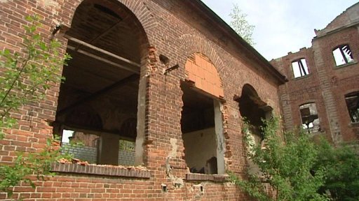 Co s polorozpadlou továrnou