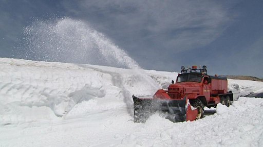 Boj se sněhem v Krkonoších pokračuje