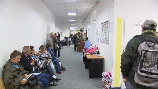 Nekonečné fronty a zmatek na úřadu v Říčanech