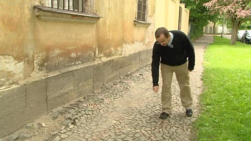 Unikátní chodník v Hradci Králové chátrá