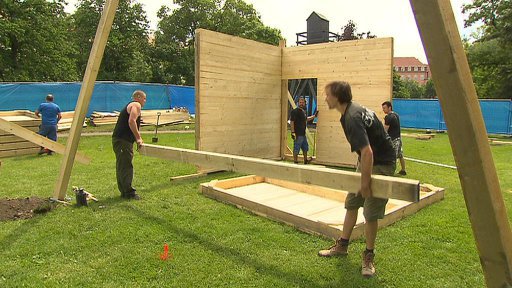 Koncentrační tábor vyrůstá na Karlově náměstí