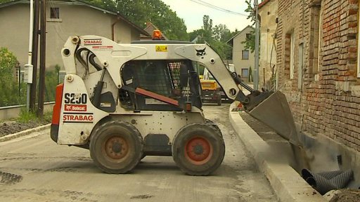 V Hrádku nad Nisou na Liberecku pokračují opravy po bleskových povodních.