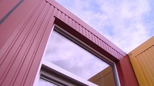 Výstavba kontejnerové školky v Liberci budí rozpaky