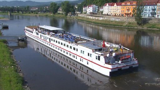 Umělá vodní vlna vysvobodila německou výletní loď