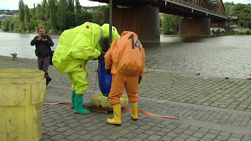 Testování hasičů na pražském Rašínově nábřeží