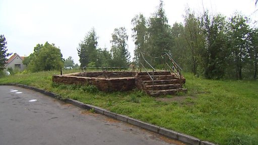 Turisté usilují o obnovu shořelé rozhledny Hýlačka na Táborsku