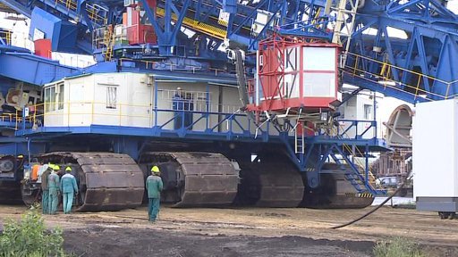 Velkorypadlo cestuje mezi dvěma doly.