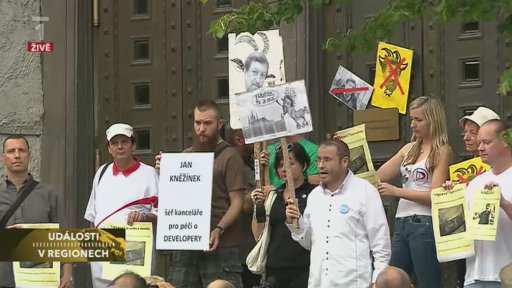 Protesty proti jmenování Jana Kněžínka šéfem nové kanceláře Unesco.