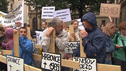 Ekologičtí aktivisté a starostové dnes protestovali před Strakovou akademii