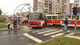 Při ranní srážce tramvaje s autobusem se na pražském Barrandově lehce zranilo 12 lidí