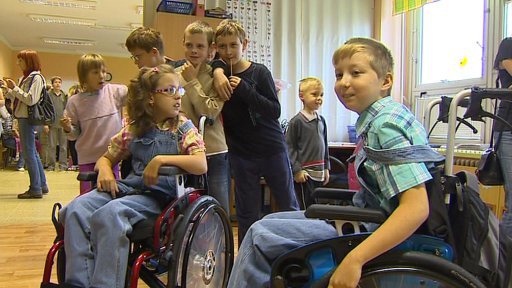 Invalidní vozík - nezbytná, ale pro děti špatně dostupná zdravotní pomůcka