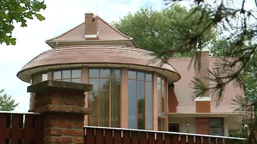 Miloš Holeček svoji černou stavbu bourat nemusí