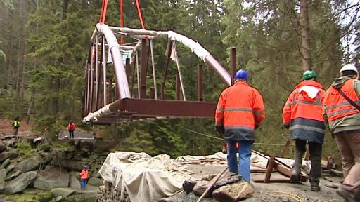 Jeřáb usazoval na Šumavě třicetimetrový most