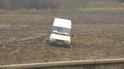 Řidiči na silnici Louny - Most devastují louku