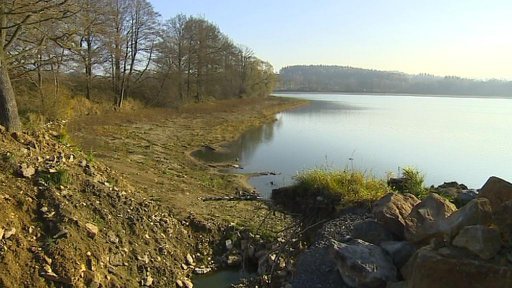 Hráz rybníka Dolní Kladiny u Pelhřimova je stále protržená