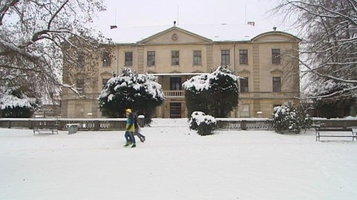 Zámek v Lázních Bělohrad dál chátrá