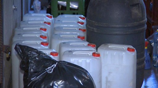 Víc než milion litrů nelegálního lihu objevili celníci při prohlídce skladiště ve Stojčíně na Pelhřimovsku.