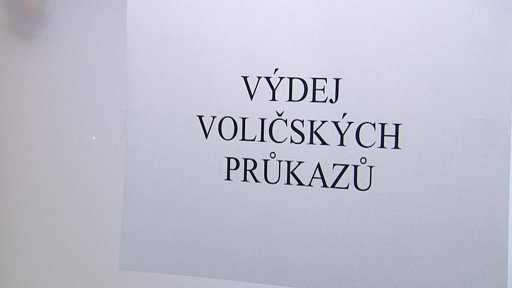 Lidi si můžou přijít pro volební průkazky