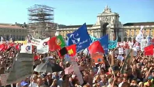 Portugalci protestují proti škrtům