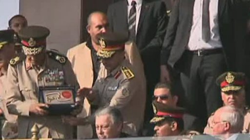 Egypt: prezident omezuje armádu, odvolává lidi