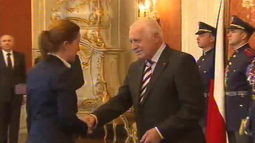 Premiér navrhl odvolat ministryni obrany