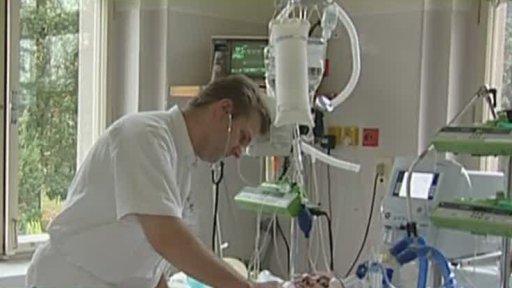 Slovenští lékaři nosí odznak „Děkuji, úplatky neberu“