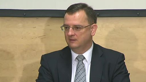 Napětí ve vládě kvůli nástupci Dobeše