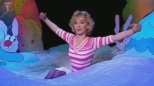 Klára vítá kamarády ve studiu a představuje sestřenici Edudanta a Francimora.