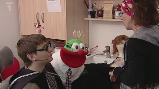Další dění z televizní maskérny, kde se připravují Václav Mufavec a čaroděj Jindřich Hrnčíř.