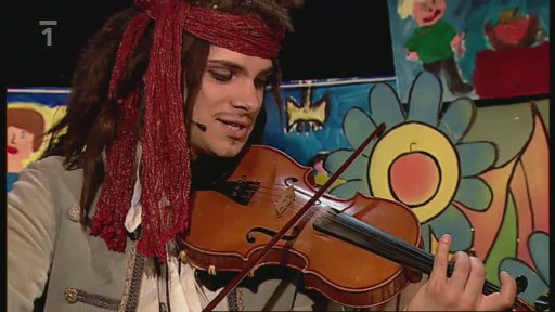 Tomáš, Filip a Filipův děda Jindra vyhlašují soutěž s pořadem „Za písničku“ a loučí se s diváky písničkou.