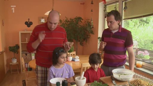 Listový salát s cizrnou a grilovanou klobáskou