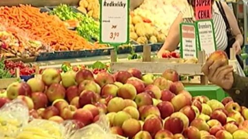 Zákazníci kontrolují potraviny