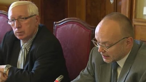 Senátoři o daních