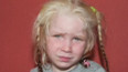 Řecká policie pátrá po rodičích blonďaté dívky