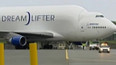 Dreamlifter uvízl na malém letišti