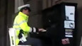Policista hrál na piano