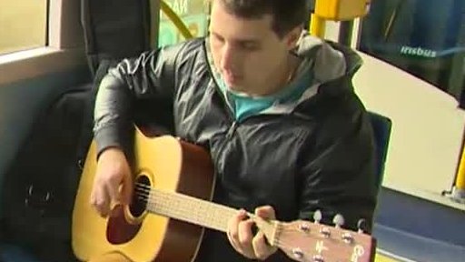 Studenti konzervatoře rozezpívali trolejbusy